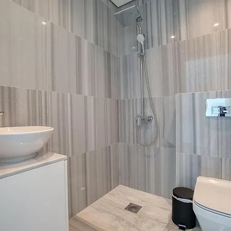 Emerald 102 2 Bed 파포스